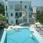 Merve Apartments: With Street Cats Aparthotel
