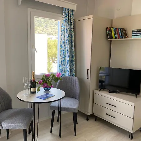 Hotel apartamentowy Merve Apartments, Your From In Bodrum, Street Cats Frequent The Property, Not Have Balconies , Ground Floor Have Terrace With Table And Chairs Bodrum