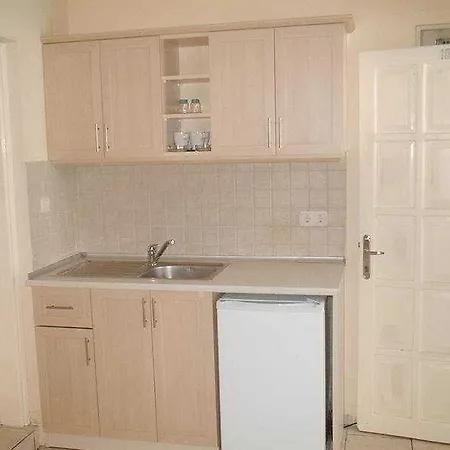 Merve Apartments, Your From In Bodrum, Street Cats Frequent The Property, Not Have Balconies , Ground Floor Have Terrace With Table And Chairs Hotel apartamentowy