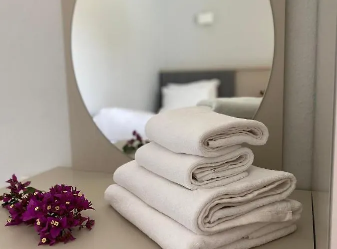 Merve Apartments, Your From In Bodrum, Street Cats Frequent The Property, Not Have Balconies , Ground Floor Have Terrace With Table And Chairs 公寓式酒店 4*