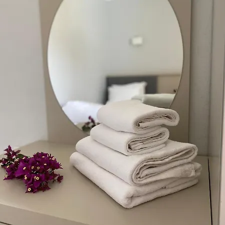 Merve Apartments, Your From In Bodrum, Street Cats Frequent The Property, Not Have Balconies , Ground Floor Have Terrace With Table And Chairs 公寓式酒店 4*