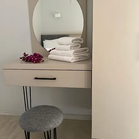 Merve Apartments, Your From In Bodrum, Street Cats Frequent The Property, Not Have Balconies , Ground Floor Have Terrace With Table And Chairs 公寓式酒店 4*