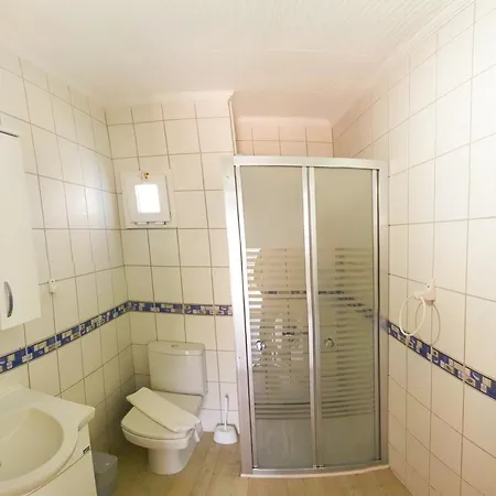 Merve Apartments, Your From In Bodrum, Street Cats Frequent The Property, Not Have Balconies , Ground Floor Have Terrace With Table And Chairs 博德鲁姆