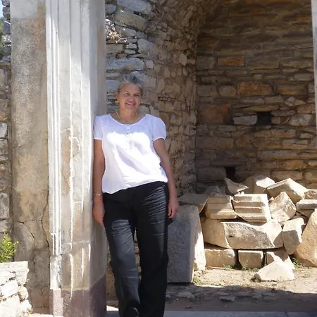 Merve Apartments, Your From In Bodrum, Street Cats Frequent The Property, Not Have Balconies , Ground Floor Have Terrace With Table And Chairs 博德鲁姆