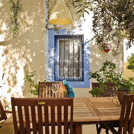 公寓式酒店 Merve Apartments, Your From In Bodrum, Street Cats Frequent The Property, Not Have Balconies , Ground Floor Have Terrace With Table And Chairs 4*