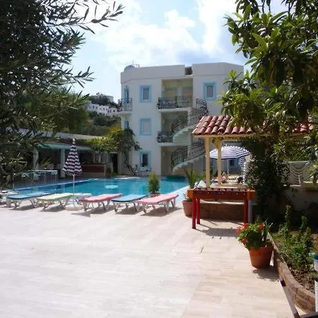 公寓式酒店 Merve Apartments, Your From In Bodrum, Street Cats Frequent The Property, Not Have Balconies , Ground Floor Have Terrace With Table And Chairs 博德鲁姆