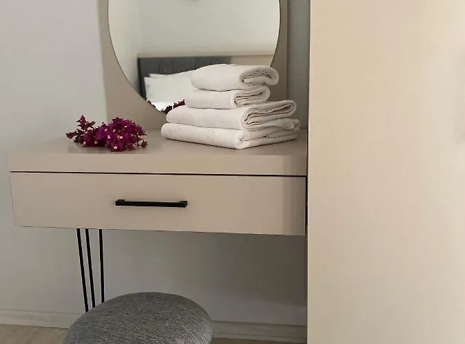 Merve Apartments, Your From In Bodrum, Street Cats Frequent The Property, Not Have Balconies , Ground Floor Have Terrace With Table And Chairs 아파트호텔 4*