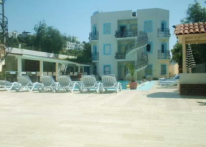 Merve Apartments, Your From In Bodrum, Street Cats Frequent The Property, Not Have Balconies , Ground Floor Have Terrace With Table And Chairs 4* Bodrum