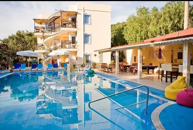 Merve Apartments, Your From In Bodrum, Street Cats Frequent The Property, Not Have Balconies , Ground Floor Have Terrace With Table And Chairs מלון דירות
