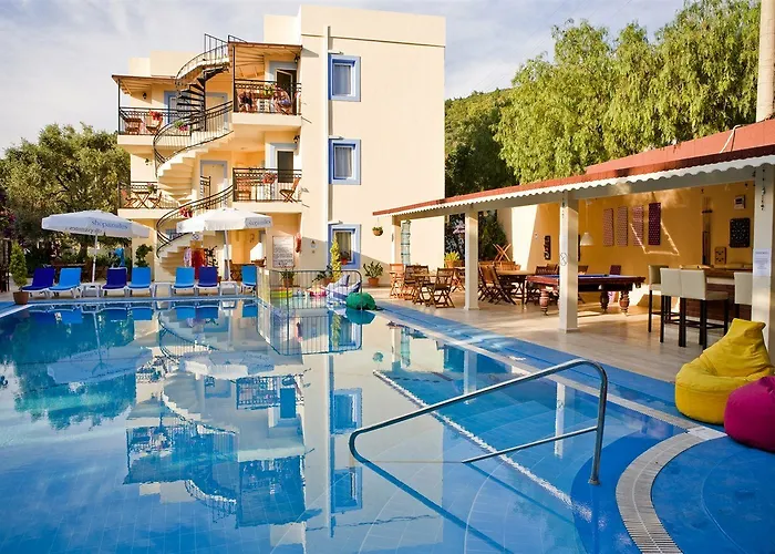 Merve Apartments, Your From In Bodrum, Street Cats Frequent The Property, Not Have Balconies , Ground Floor Have Terrace With Table And Chairs בודרום