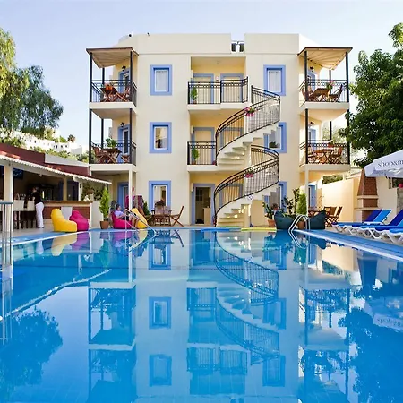 Merve Apartments, Your From In Bodrum, Street Cats Frequent The Property, Not Have Balconies , Ground Floor Have Terrace With Table And Chairs Lägenhetshotell 2*